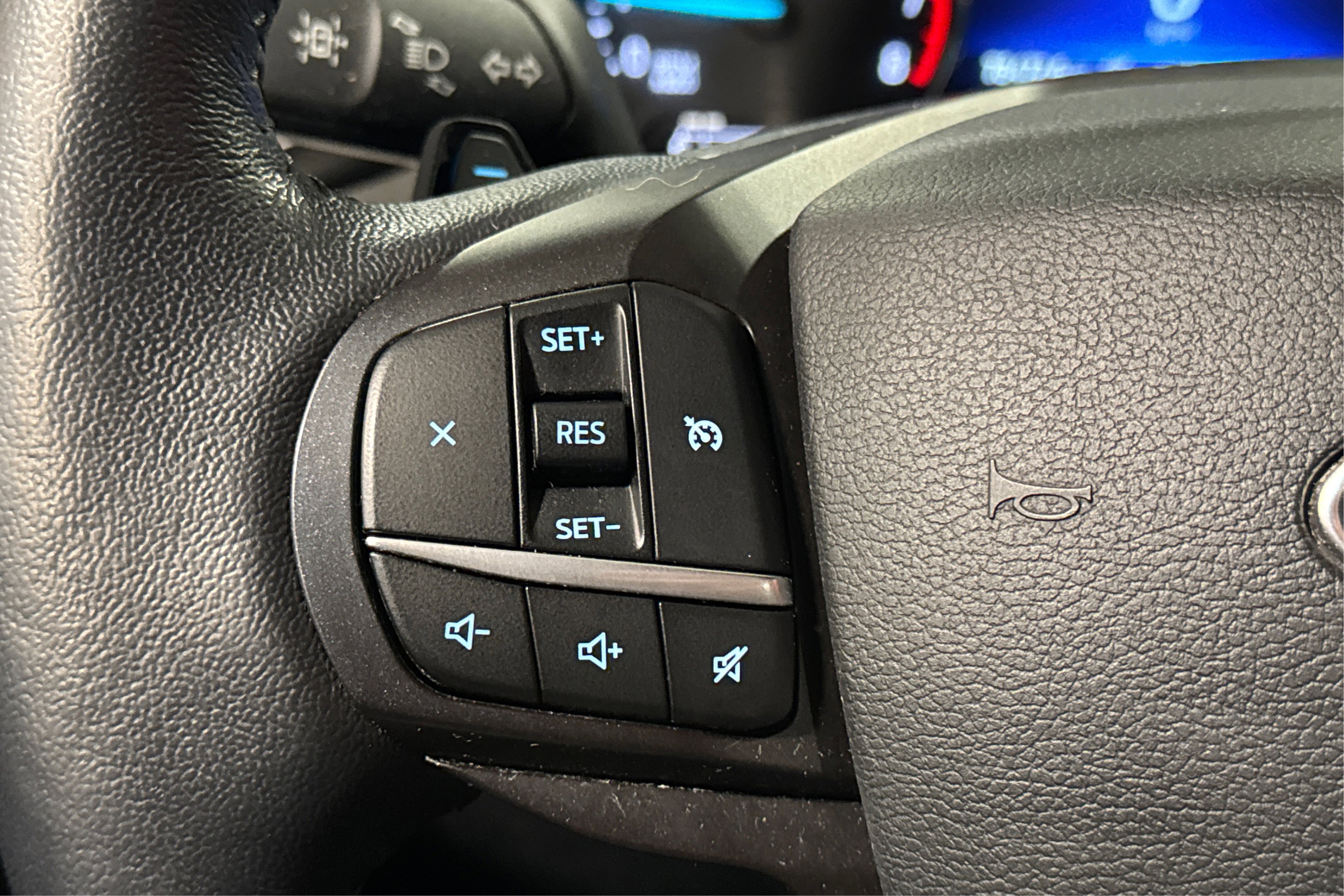 Used 2020 Ford Explorer XLT w/ Comfort Package AWD/4WD image 23