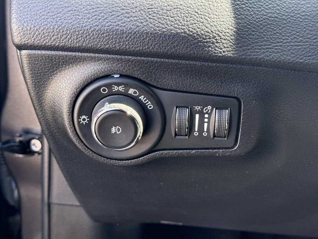 Used 2019 Jeep Compass Limited image 31