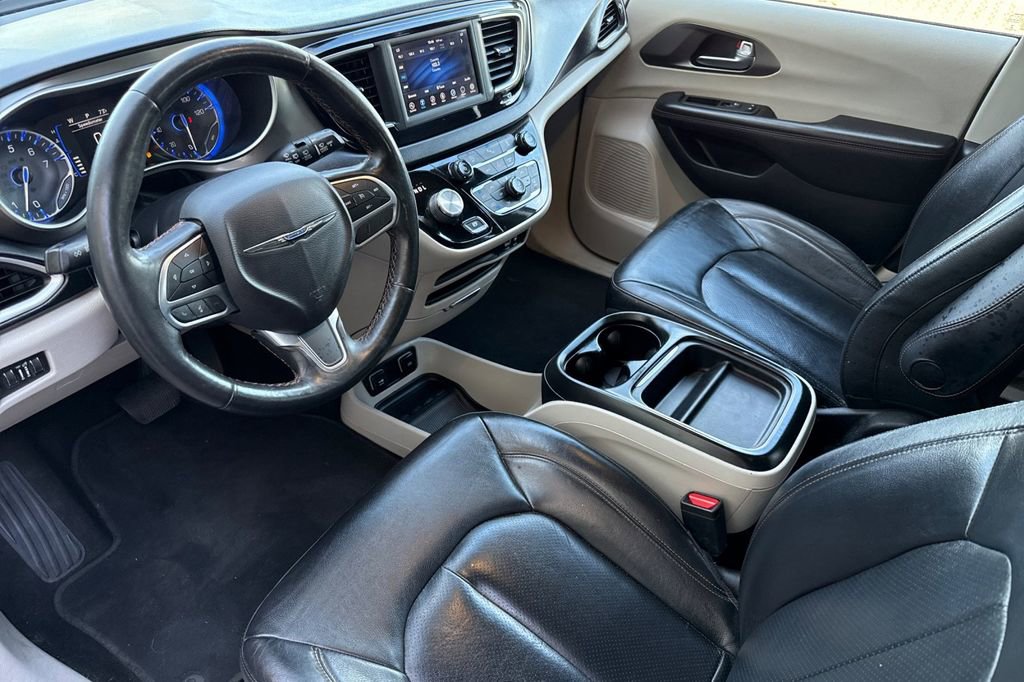 Used 2020 Chrysler Pacifica Touring-L image 7
