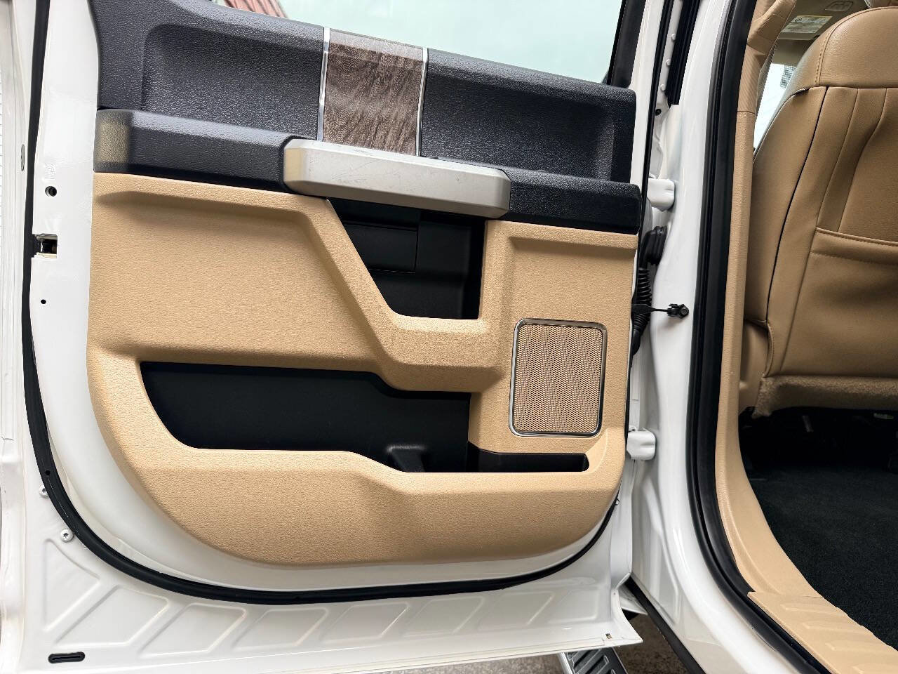 Used 2017 Ford F350 Lariat w/ FX4 Off-Road Package image 34