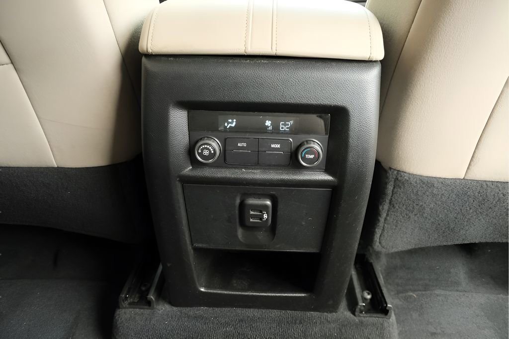 Used 2023 Chevrolet Traverse LS FWD image 32