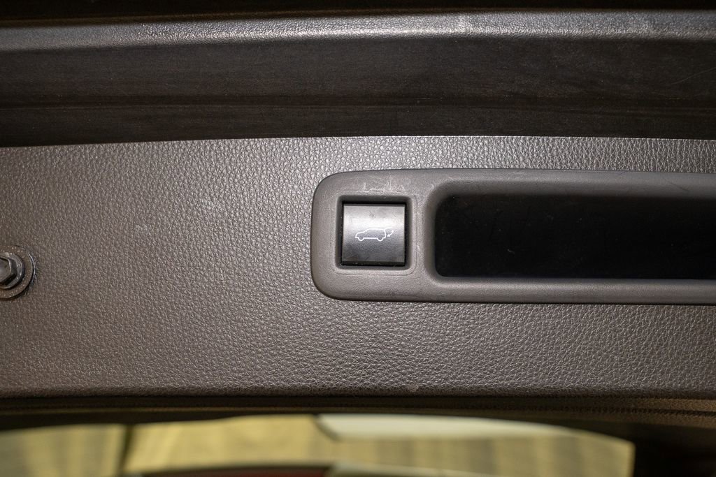 Used 2021 Toyota Highlander LE image 6