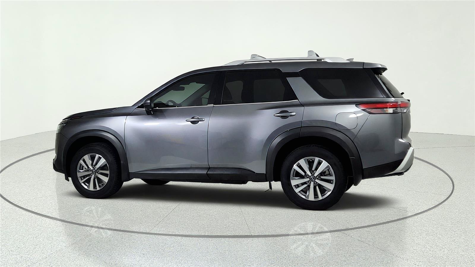 Used 2025 Nissan Pathfinder SL FWD image 4