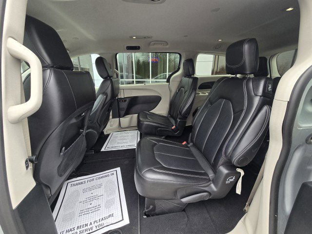 Used 2024 Chrysler Pacifica Touring-L image 16