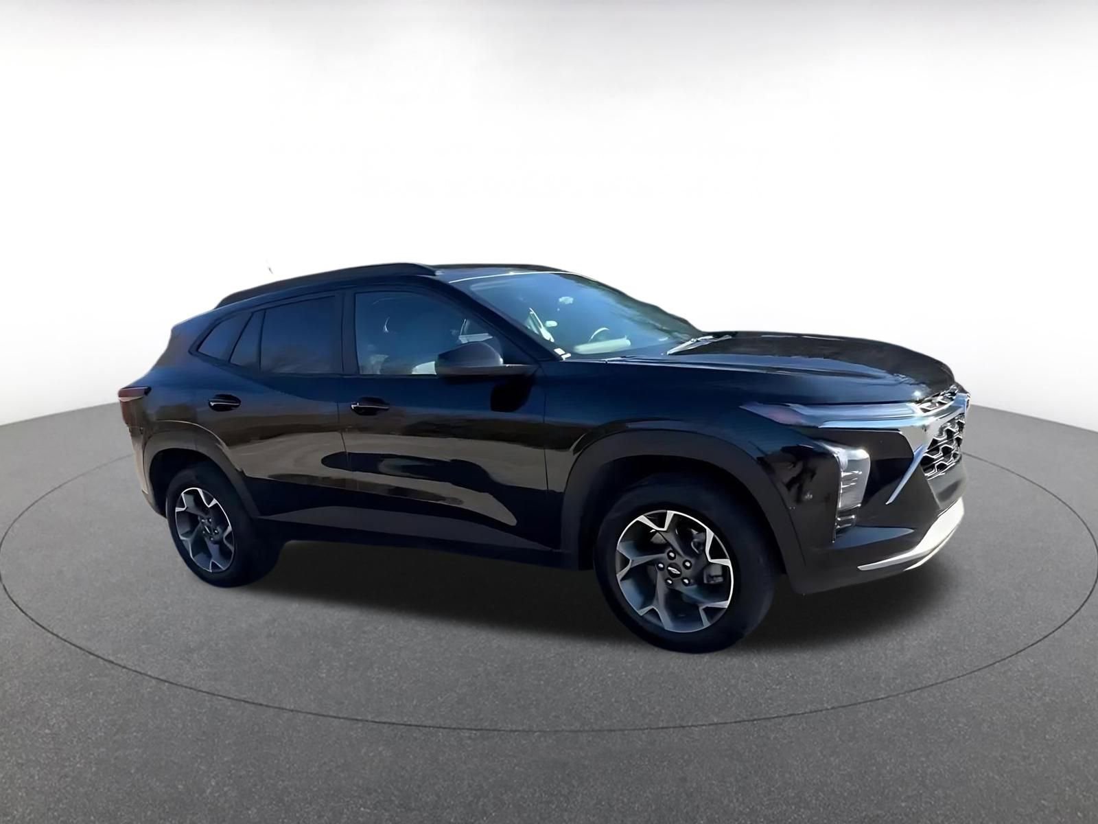 Used 2025 Chevrolet Trax LT w/ LT Convenience Package image 2