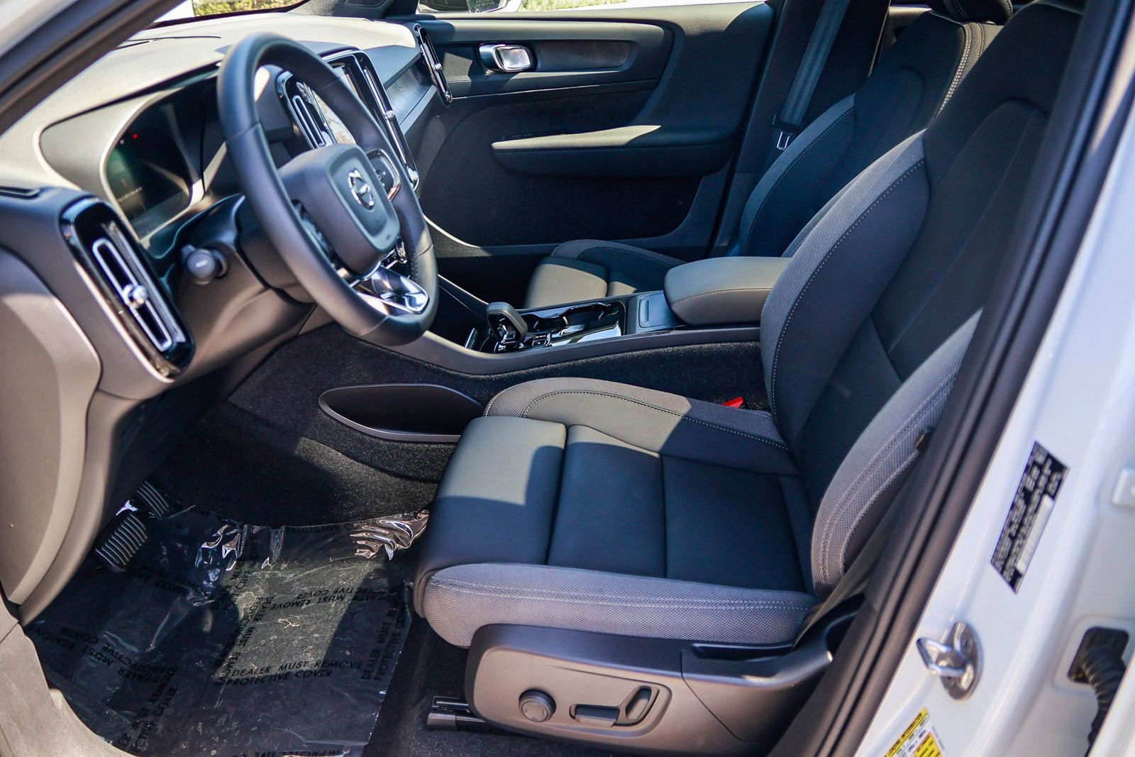 Used 2023 Volvo C40 Recharge Core w/ Protection Package Premier image 21