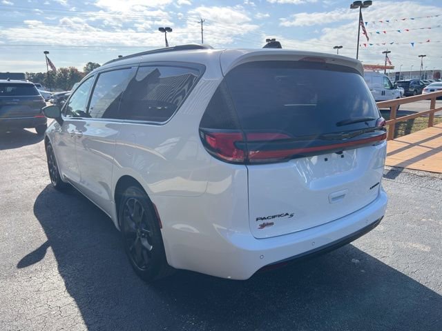 New 2026 Chrysler Pacifica Limited w/ Uconnect Theater Family Group image 23