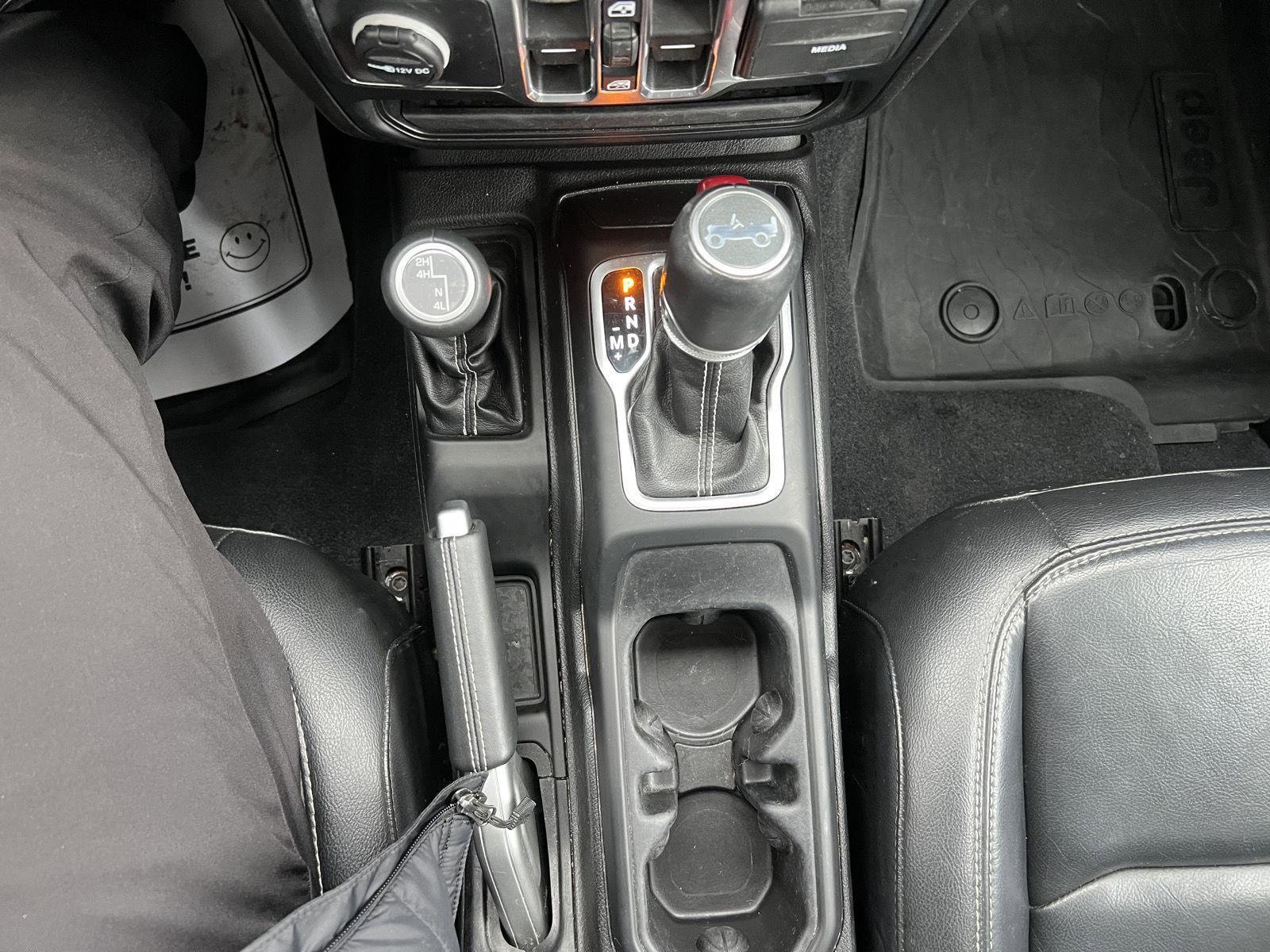 Used 2019 Jeep Wrangler Unlimited Sahara image 21