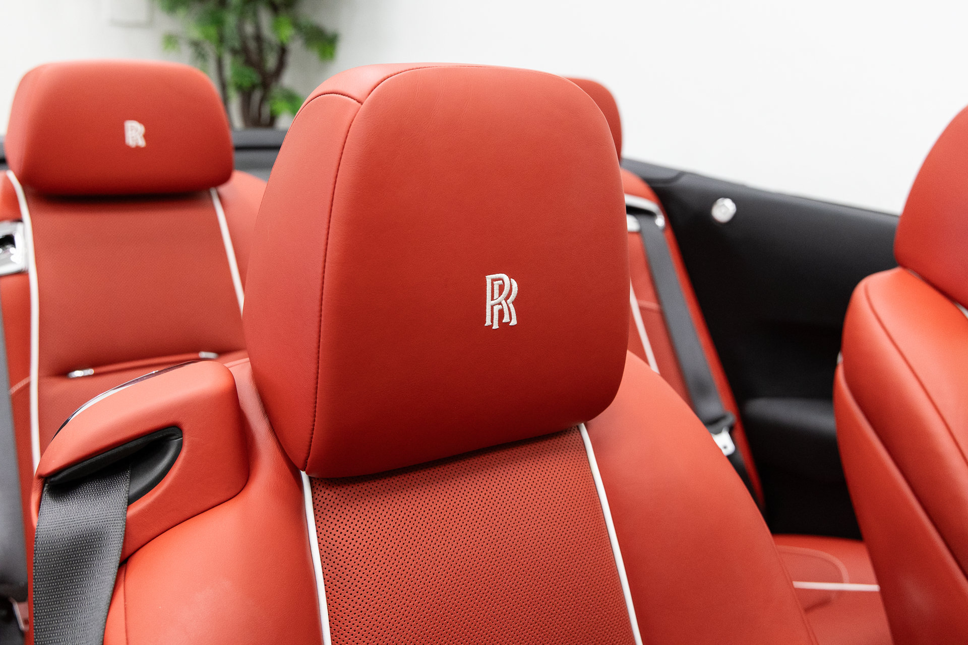 Used 2020 Rolls-Royce Dawn RWD image 21