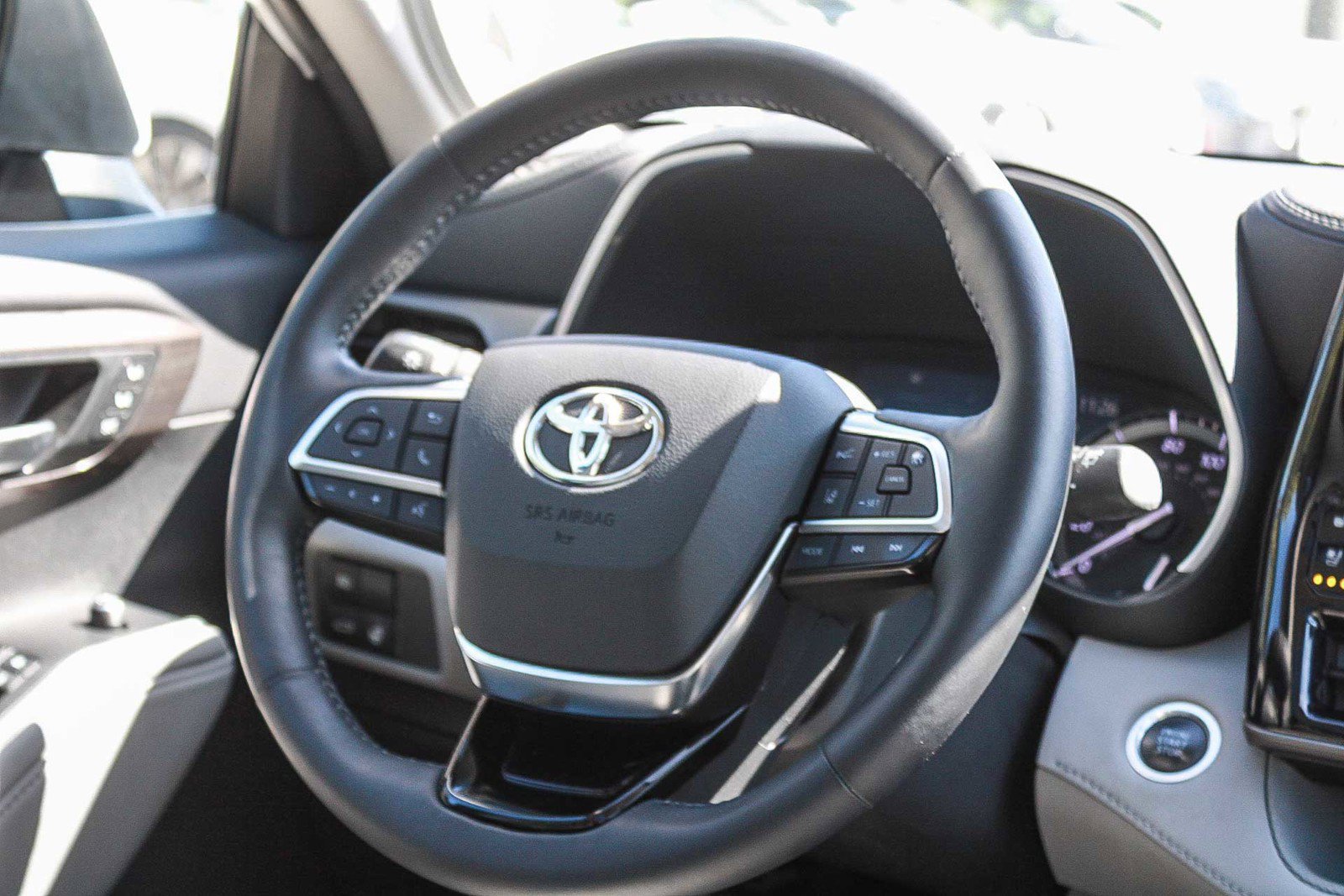 Used 2021 Toyota Highlander Limited FWD image 15