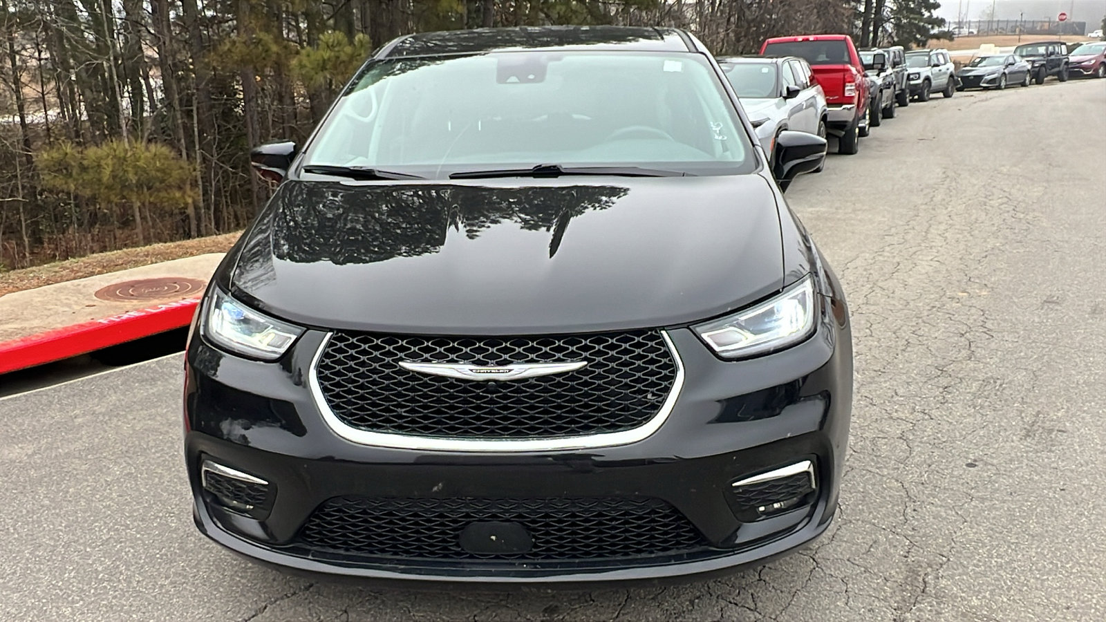 Used 2024 Chrysler Pacifica Touring-L image 3