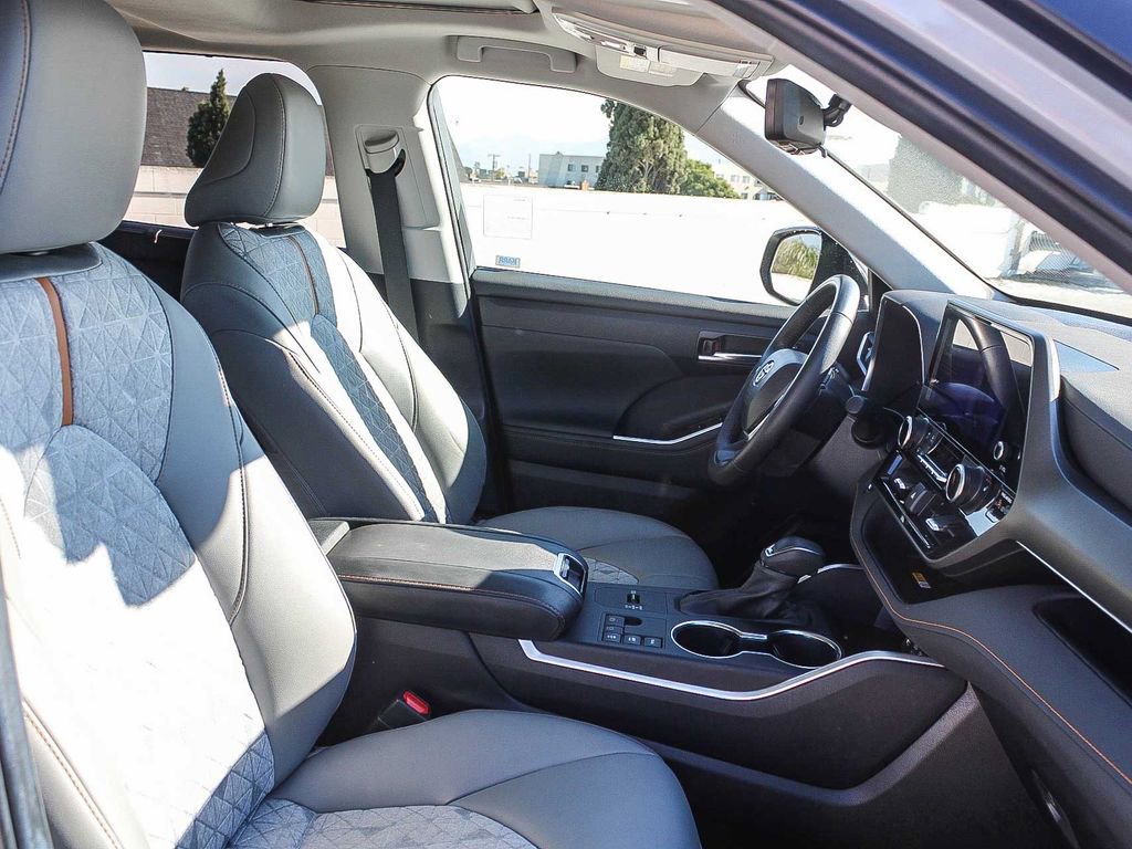 Used 2023 Toyota Highlander Bronze Edition image 17