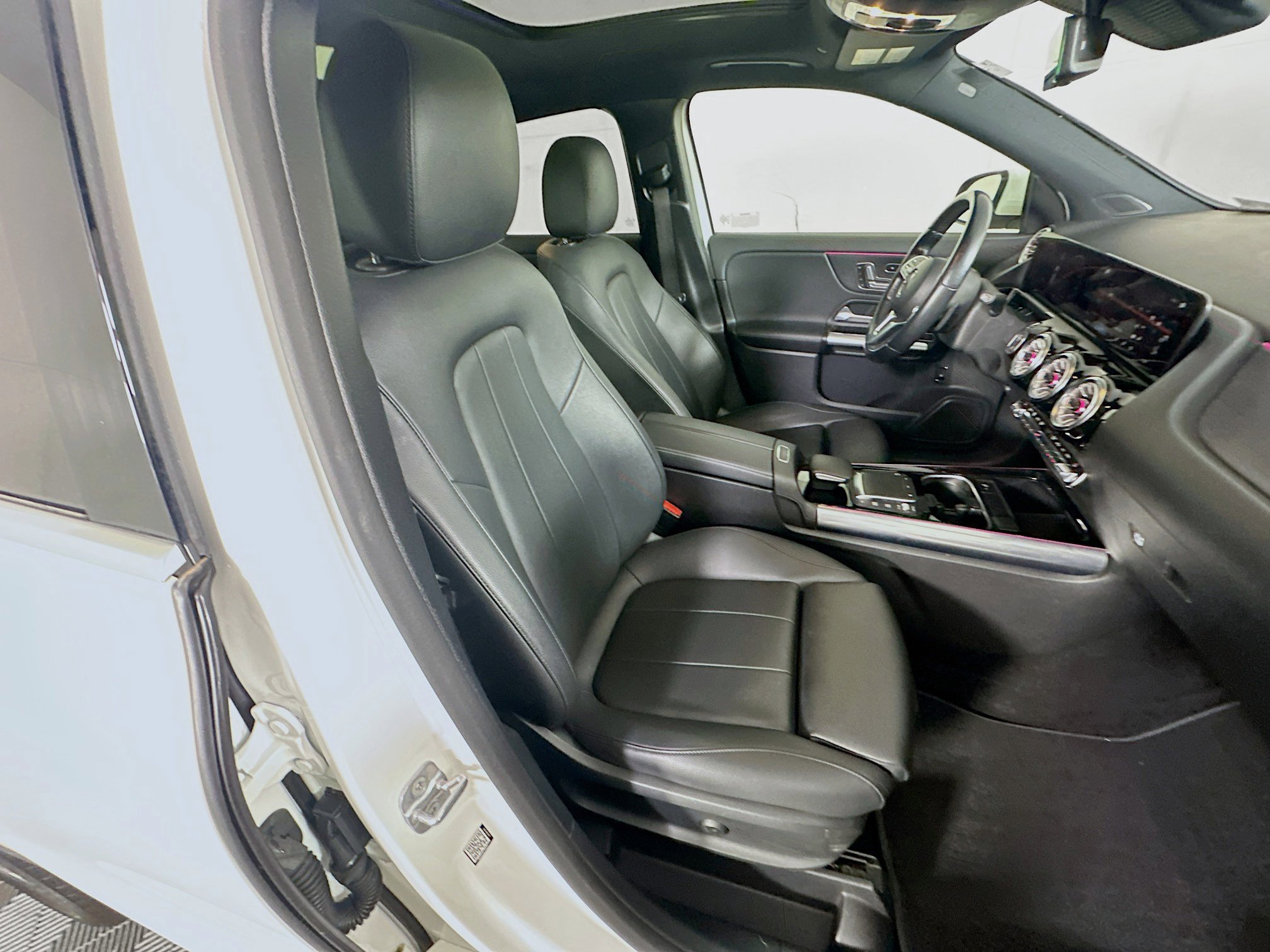 Used 2023 Mercedes-Benz GLA 250 4MATIC w/ Premium Package image 33