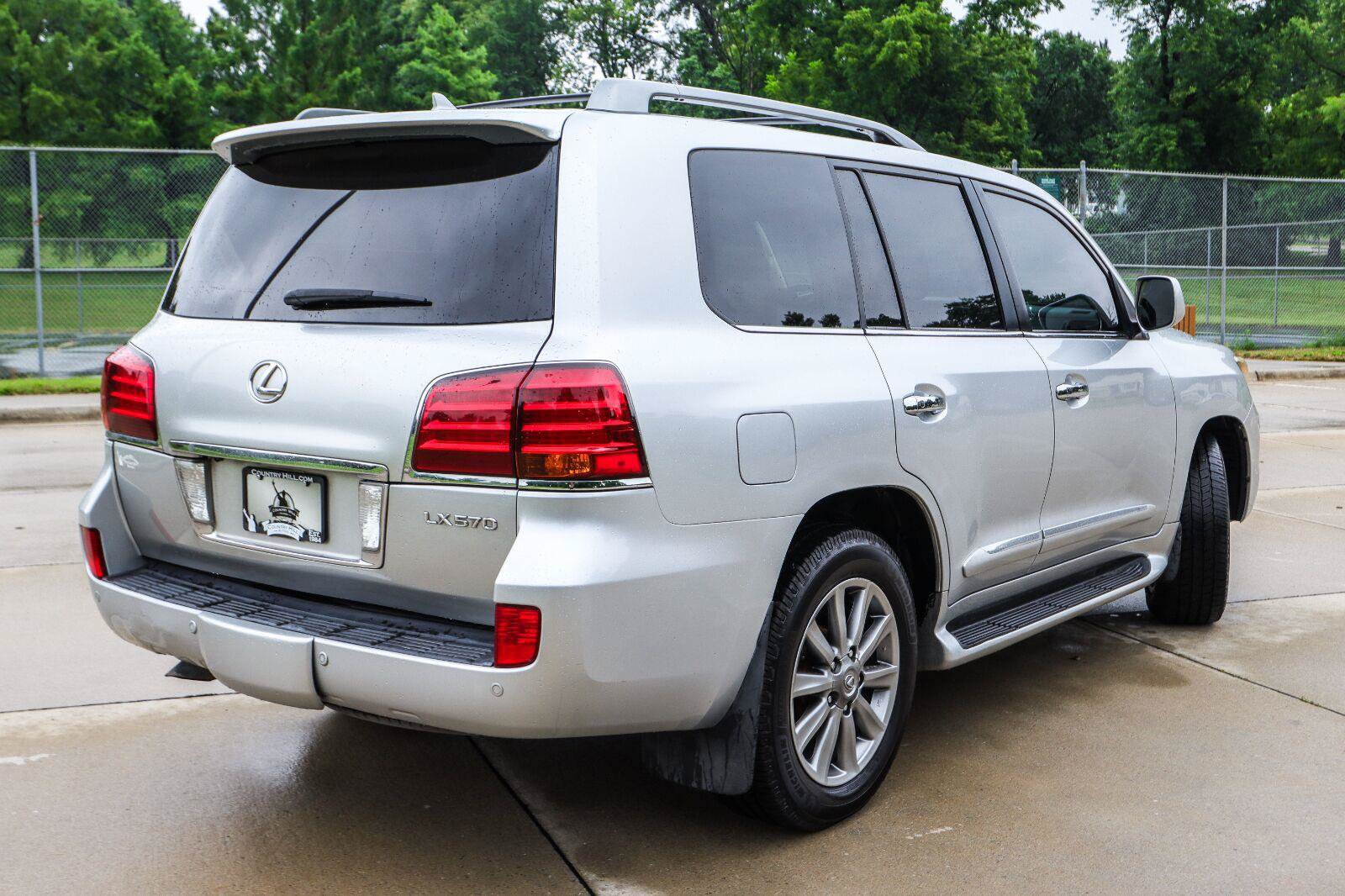 Used 2011 Lexus LX 570 4WD w/ Luxury Pkg image 18