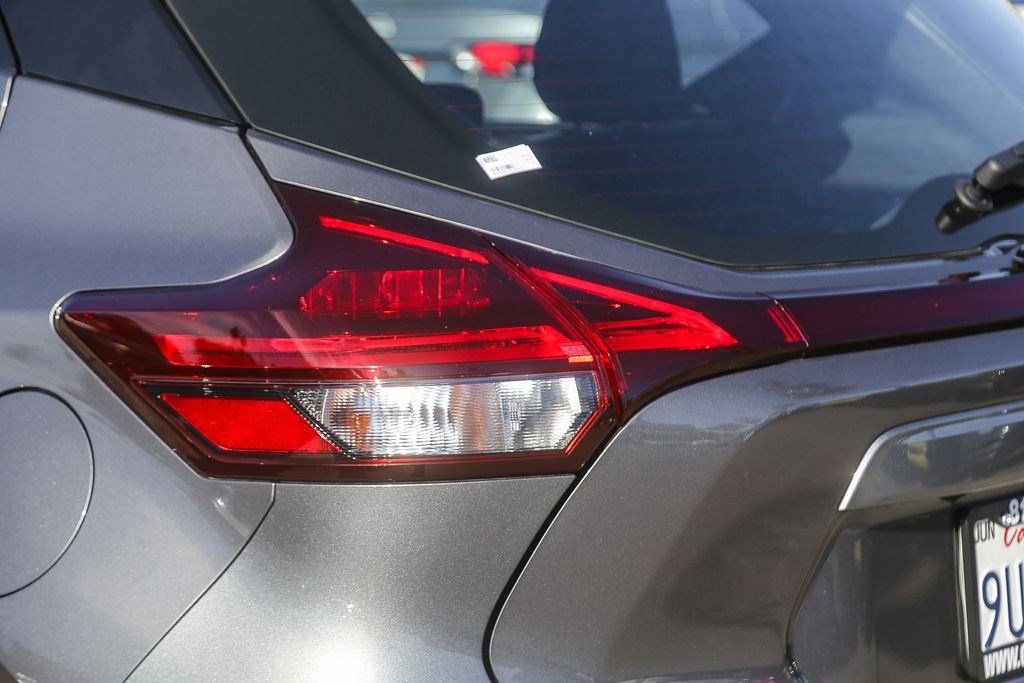Certified 2025 Nissan Kicks Play S image 9
