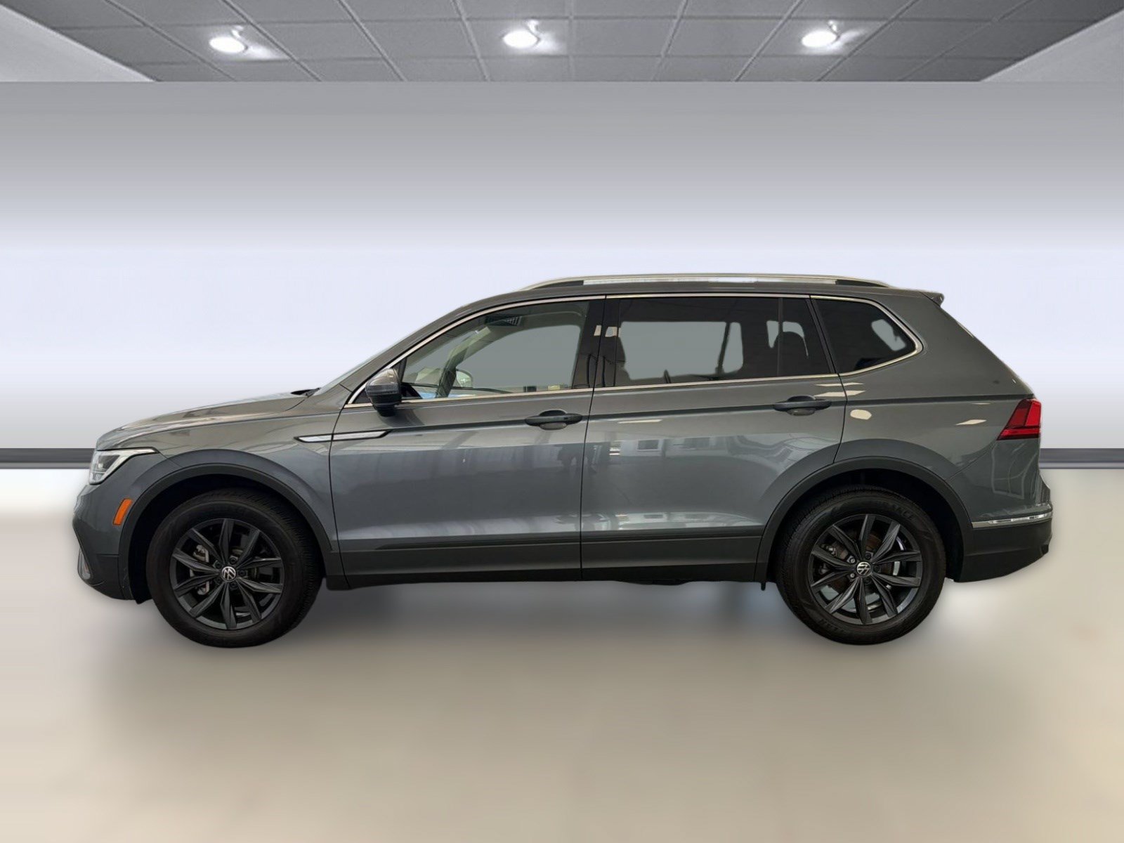 Certified 2024 Volkswagen Tiguan SE w/ Panoramic Sunroof Package FWD image 2