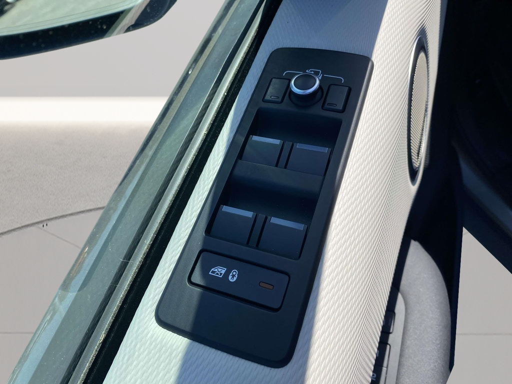 Used 2022 Land Rover Discovery HSE R-Dynamic AWD/4WD image 18