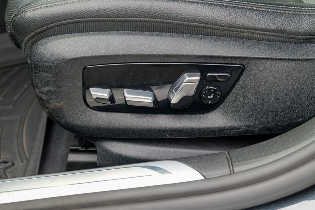 Used 2019 BMW 740i xDrive w/ Executive Package image 25