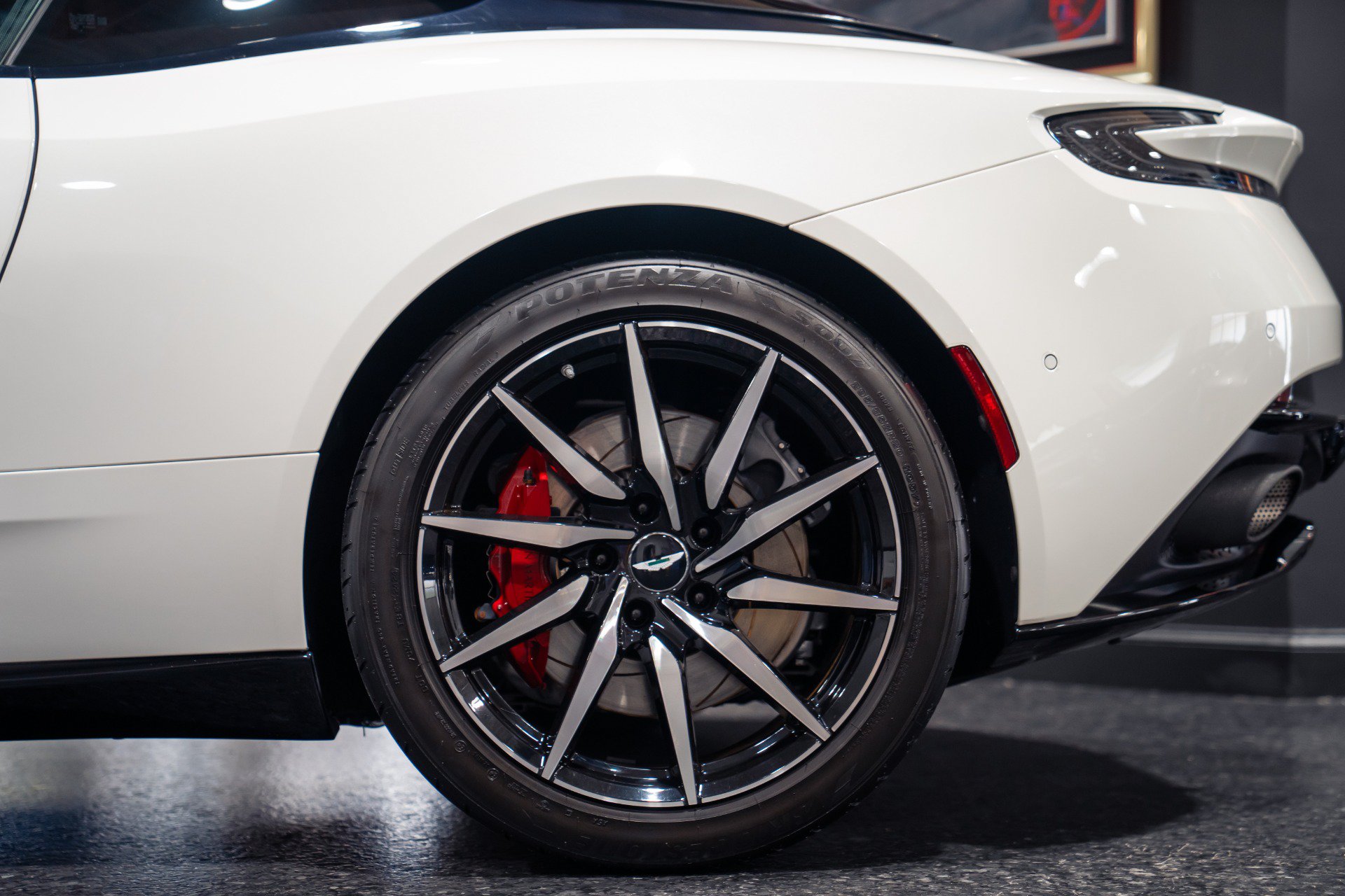 Used 2018 Aston Martin DB11 V12 RWD image 18
