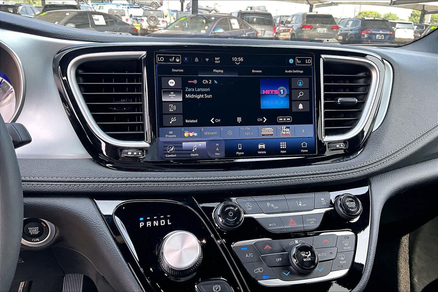 Used 2025 Chrysler Pacifica Limited FWD image 28