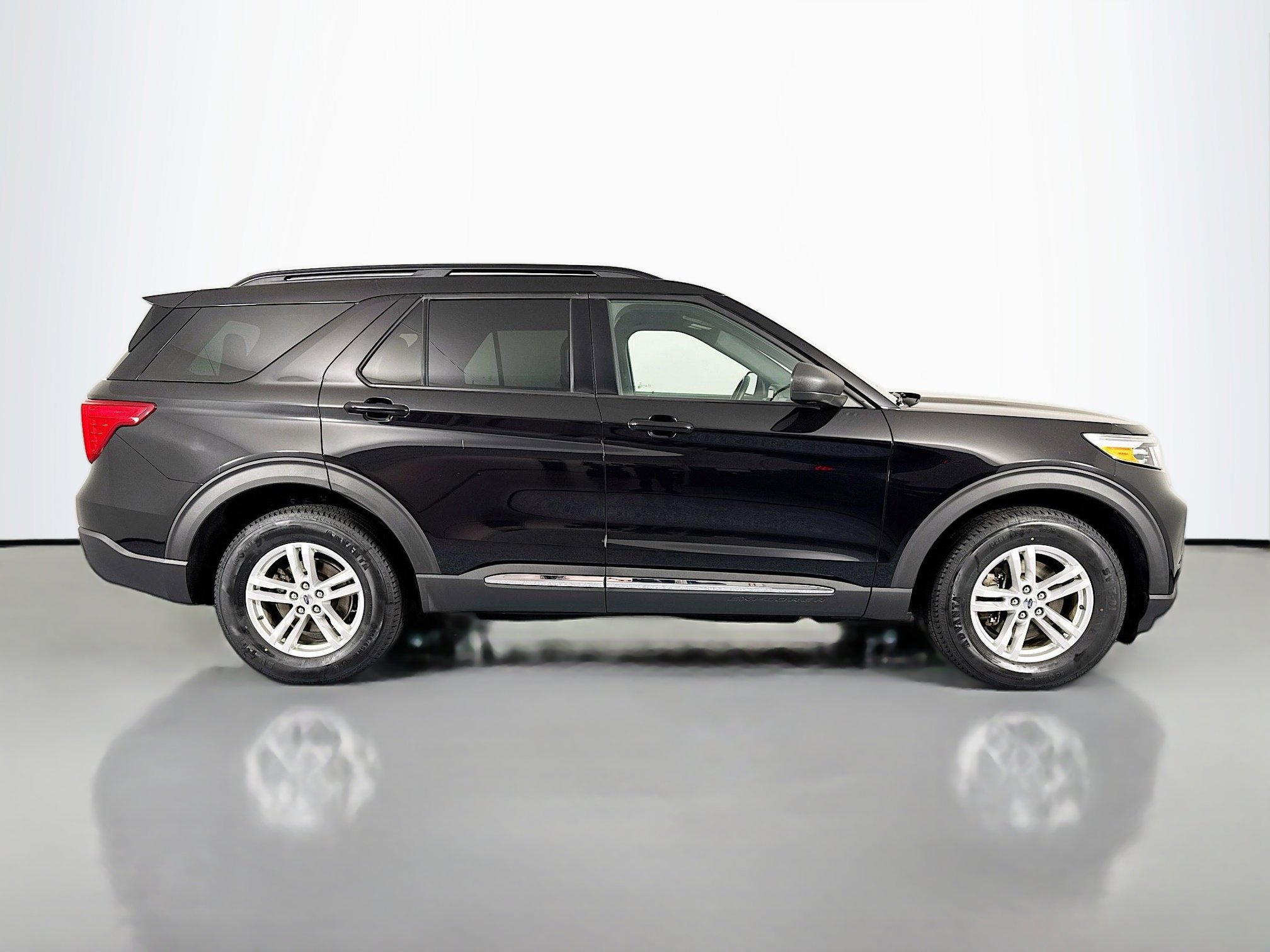 Used 2020 Ford Explorer XLT w/ Equipment Group 202A AWD/4WD image 4