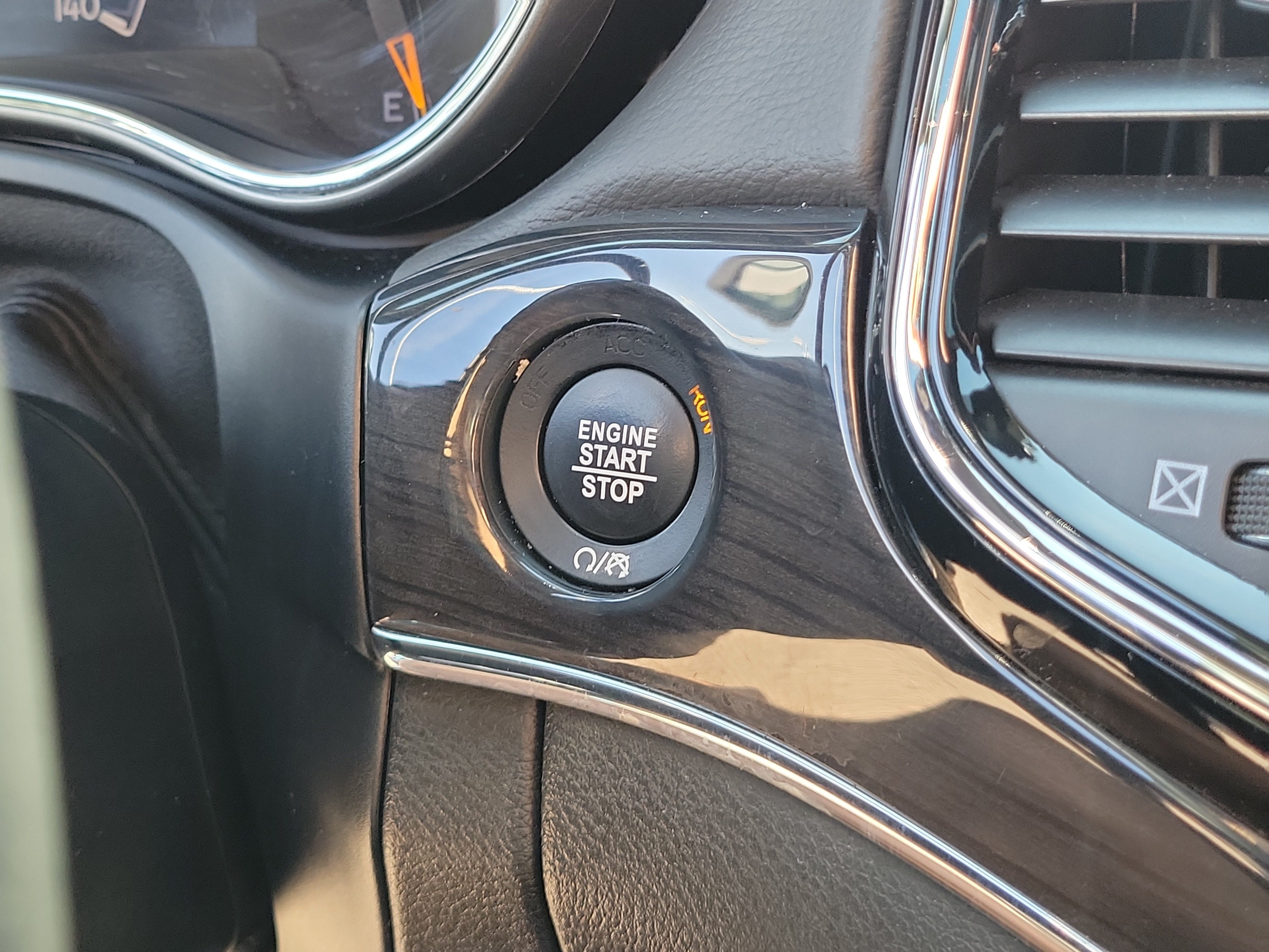 Used 2019 Jeep Grand Cherokee Overland AWD/4WD image 30