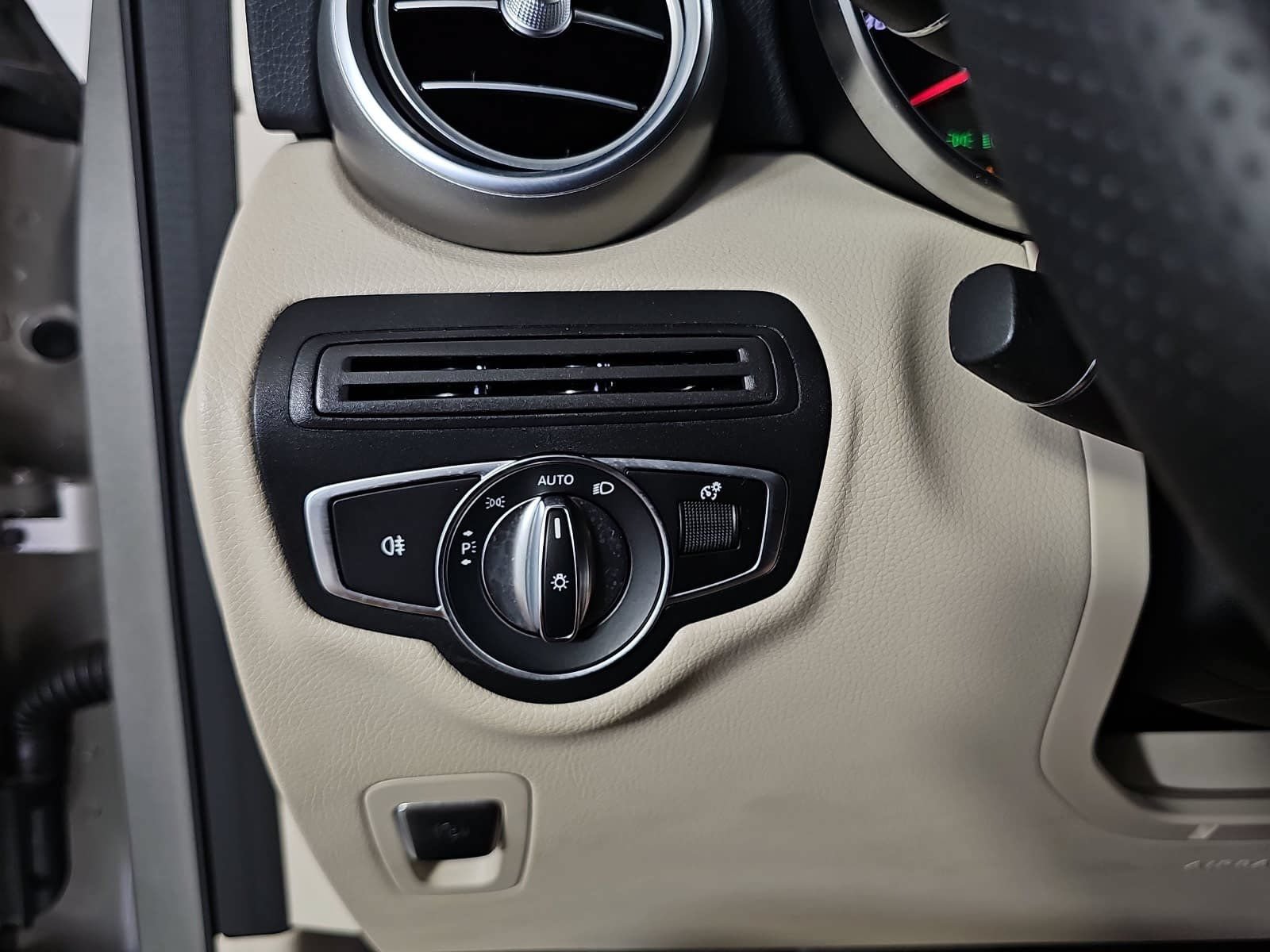 Used 2019 Mercedes-Benz GLC 300 w/ Premium Package image 25