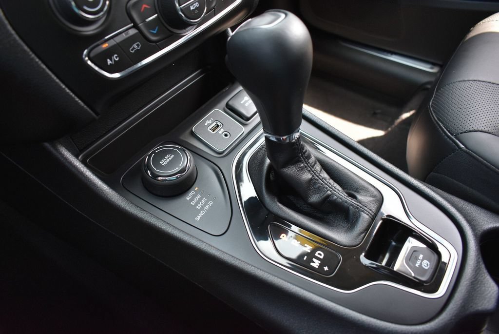 Used 2019 Jeep Cherokee Limited AWD/4WD image 18