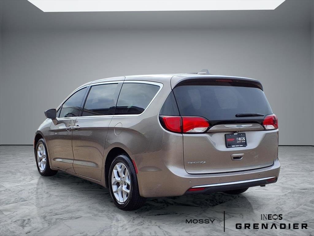 Used 2018 Chrysler Pacifica Touring Plus w/ Tire & Wheel Group image 5