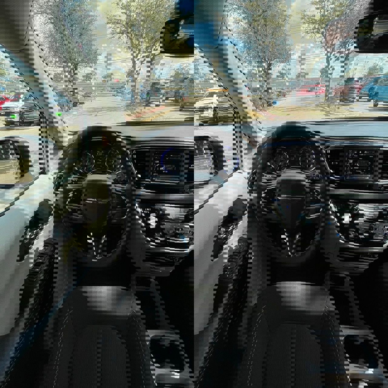 Used 2023 Chrysler Voyager LX image 10