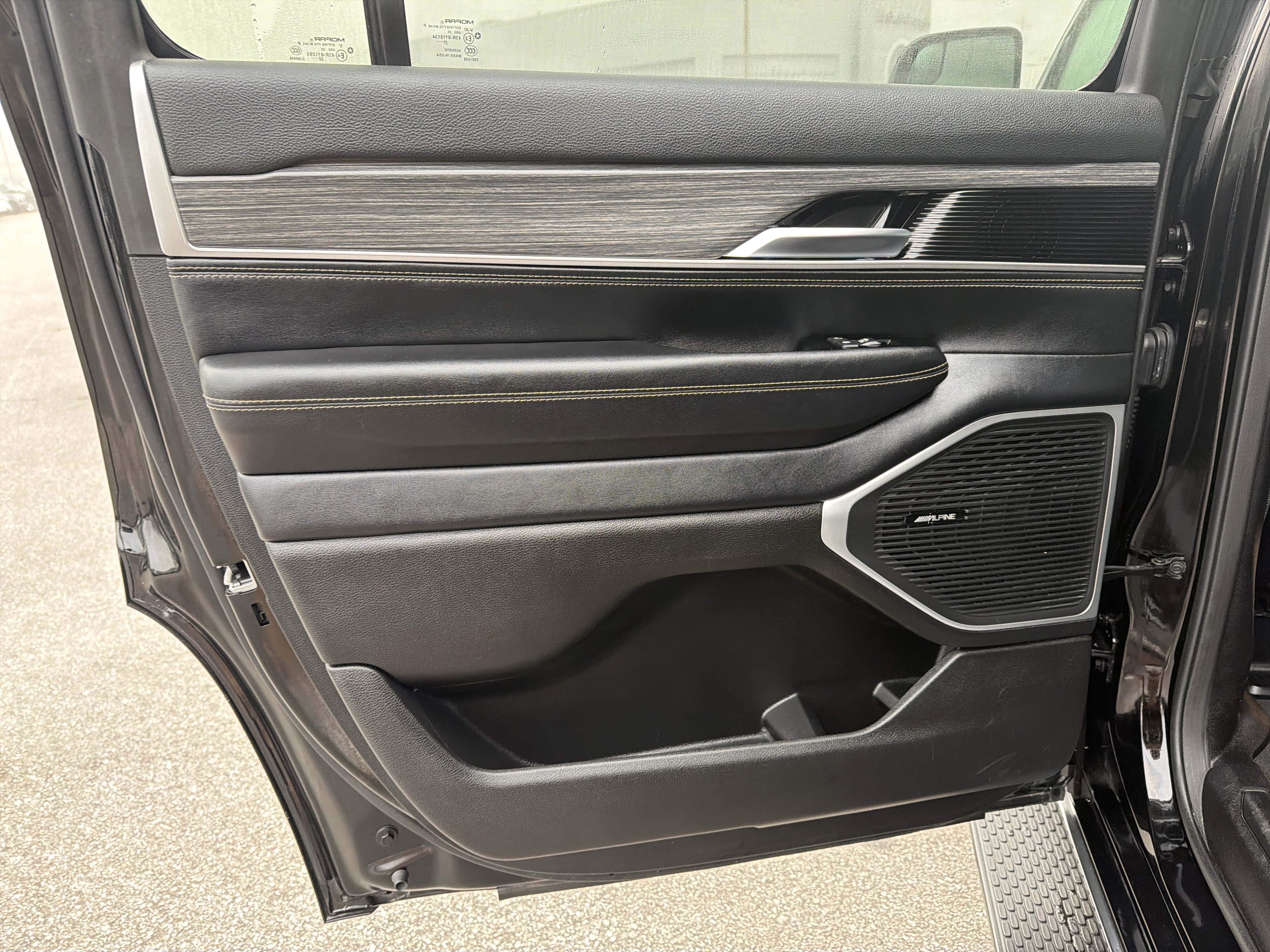 Used 2024 Jeep Wagoneer Series II w/ Flexible Seating Group image 24