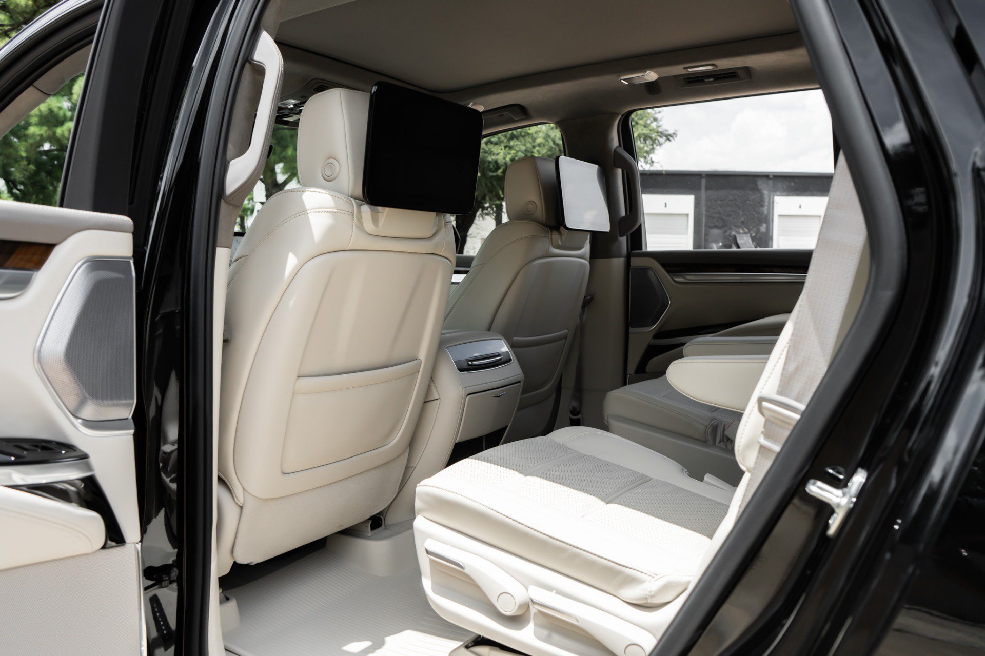 Used 2026 Cadillac Escalade Platinum Sport w/ LPO, Floor Liner Package AWD/4WD image 35
