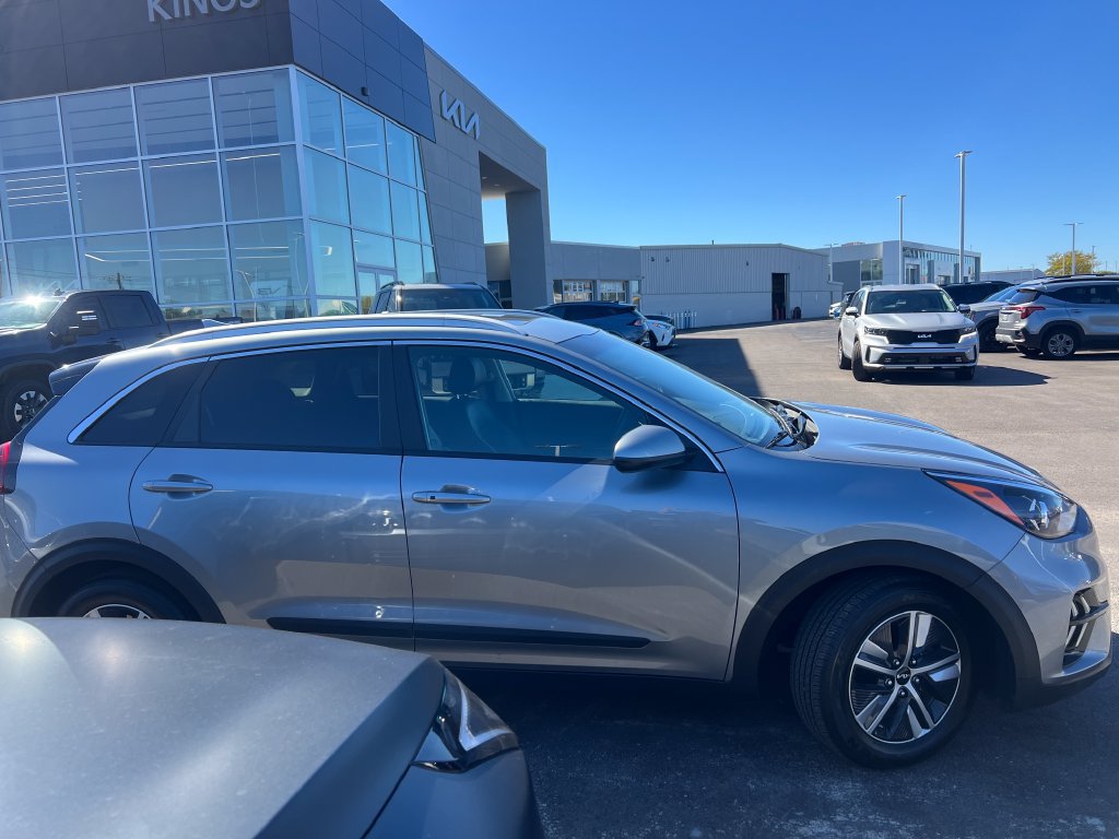 Certified 2022 Kia Niro LXS FWD image 3