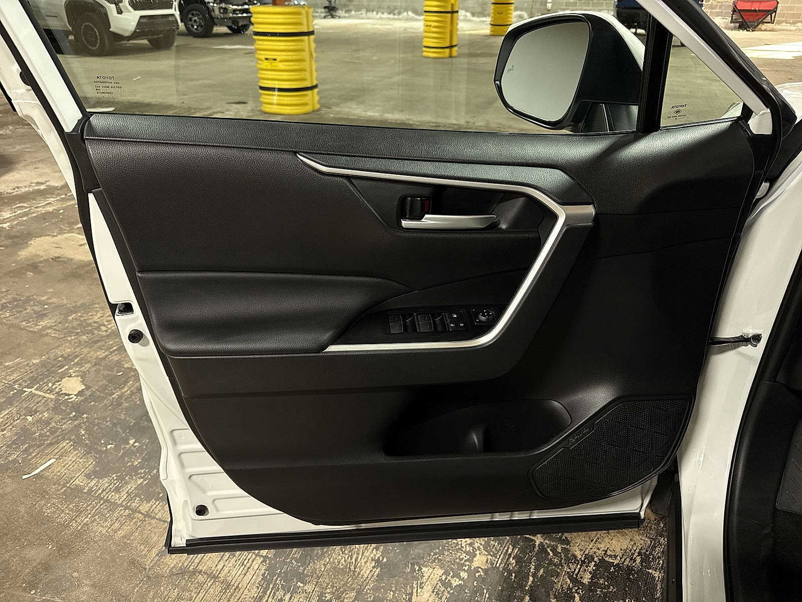 Used 2025 Toyota RAV4 XLE AWD/4WD image 29