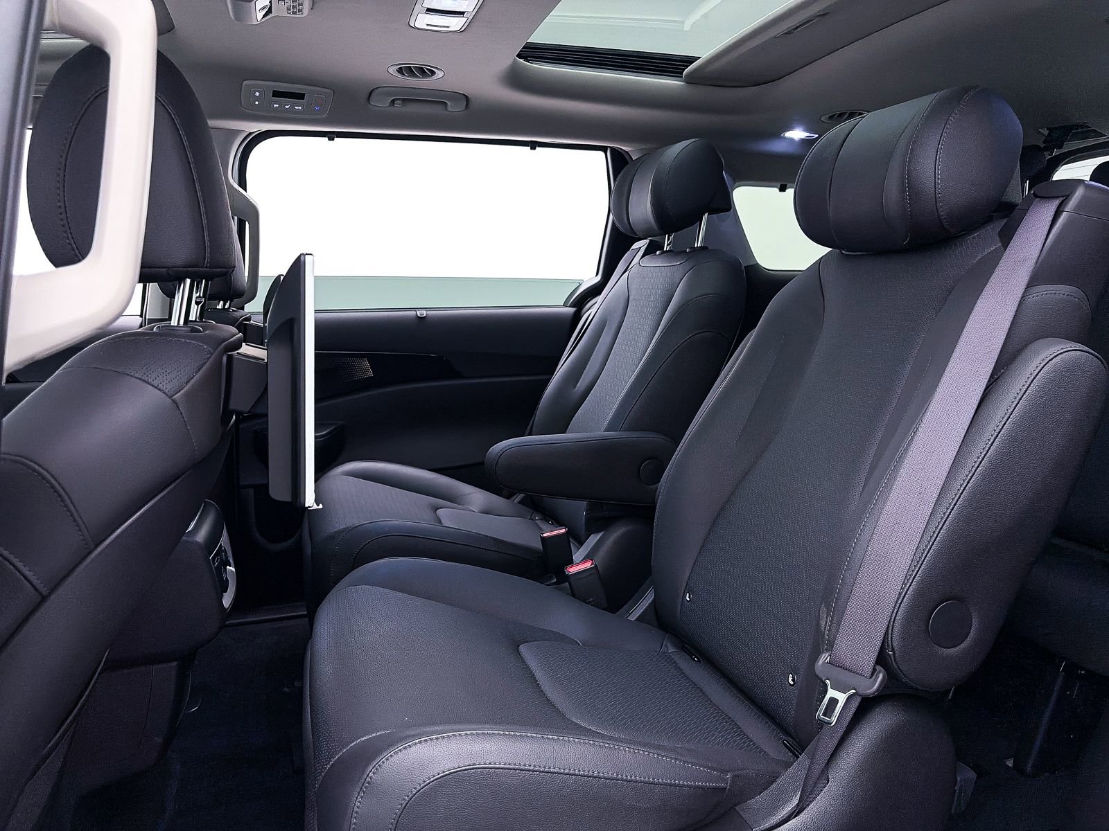 Used 2025 Kia Carnival image 45