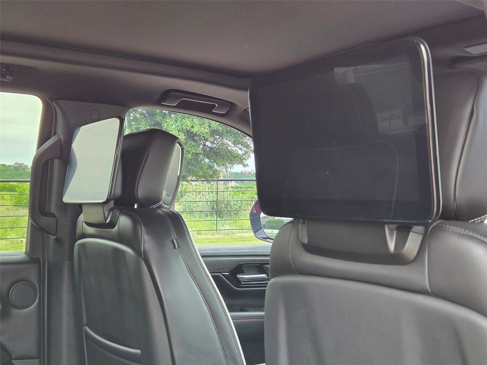 Used 2025 GMC Yukon AT4 Ultimate AWD/4WD image 32