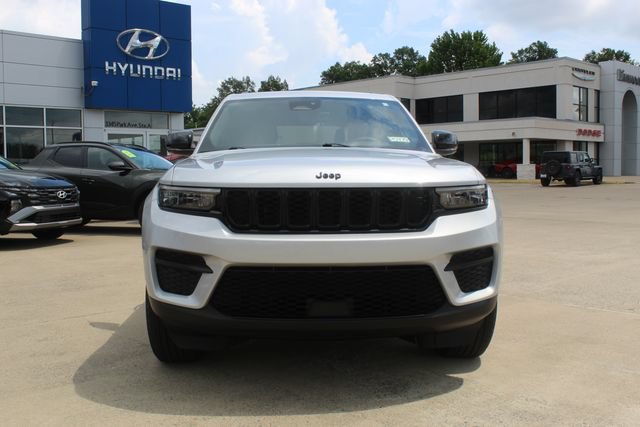 Used 2025 Jeep Grand Cherokee Altitude AWD/4WD image 12