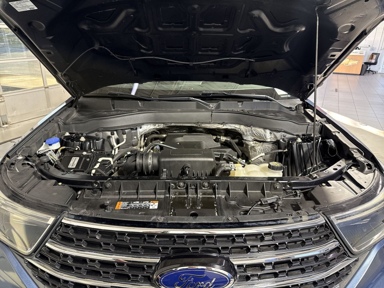 Used 2020 Ford Explorer XLT w/ Equipment Group 202A AWD/4WD image 29