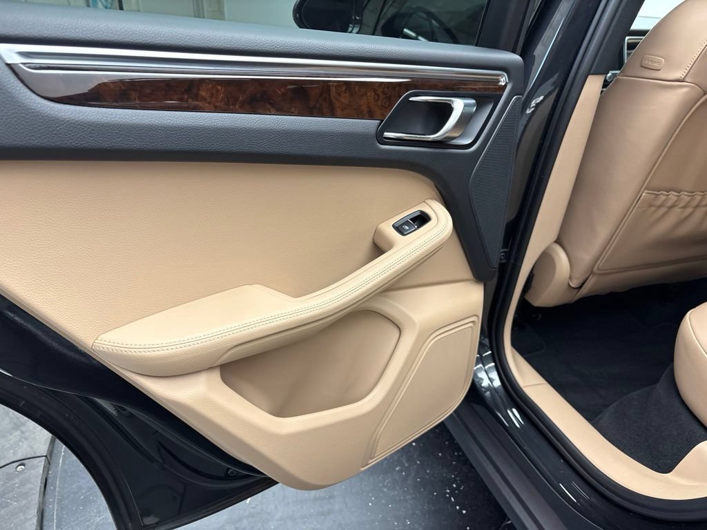 Certified 2024 Porsche Macan AWD/4WD image 18