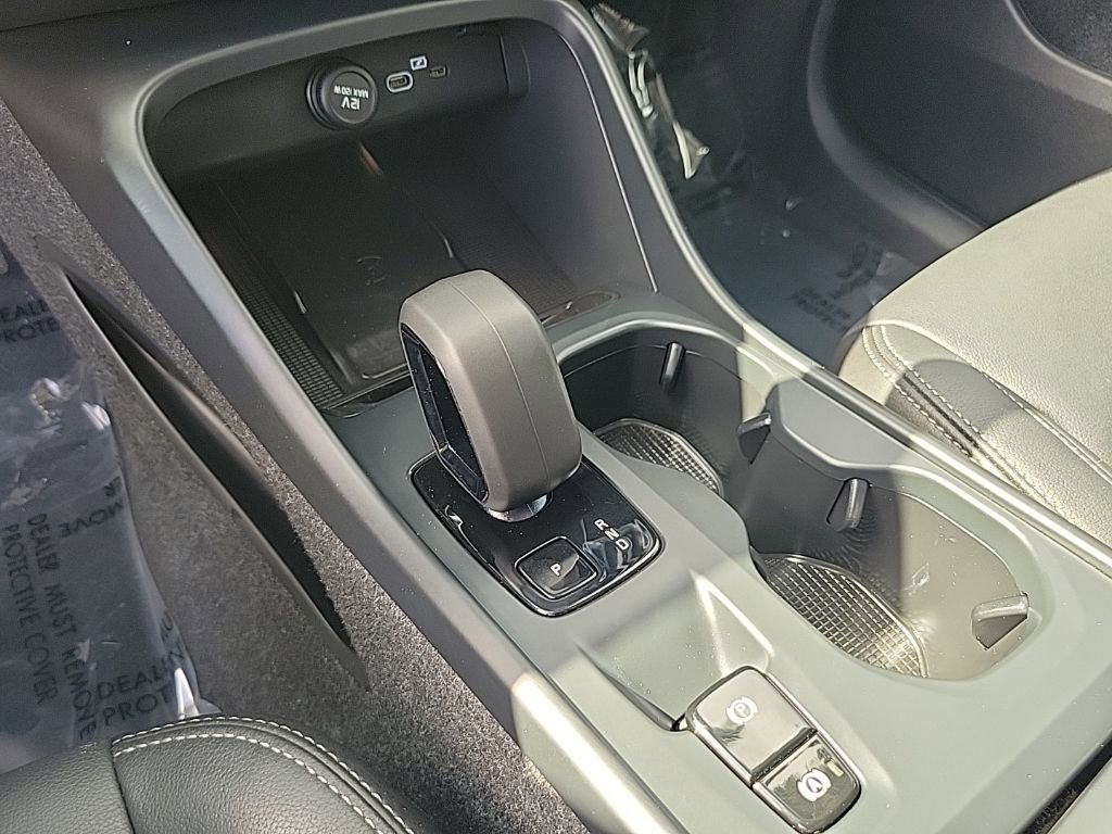 Used 2025 Volvo XC40 B5 Core image 22
