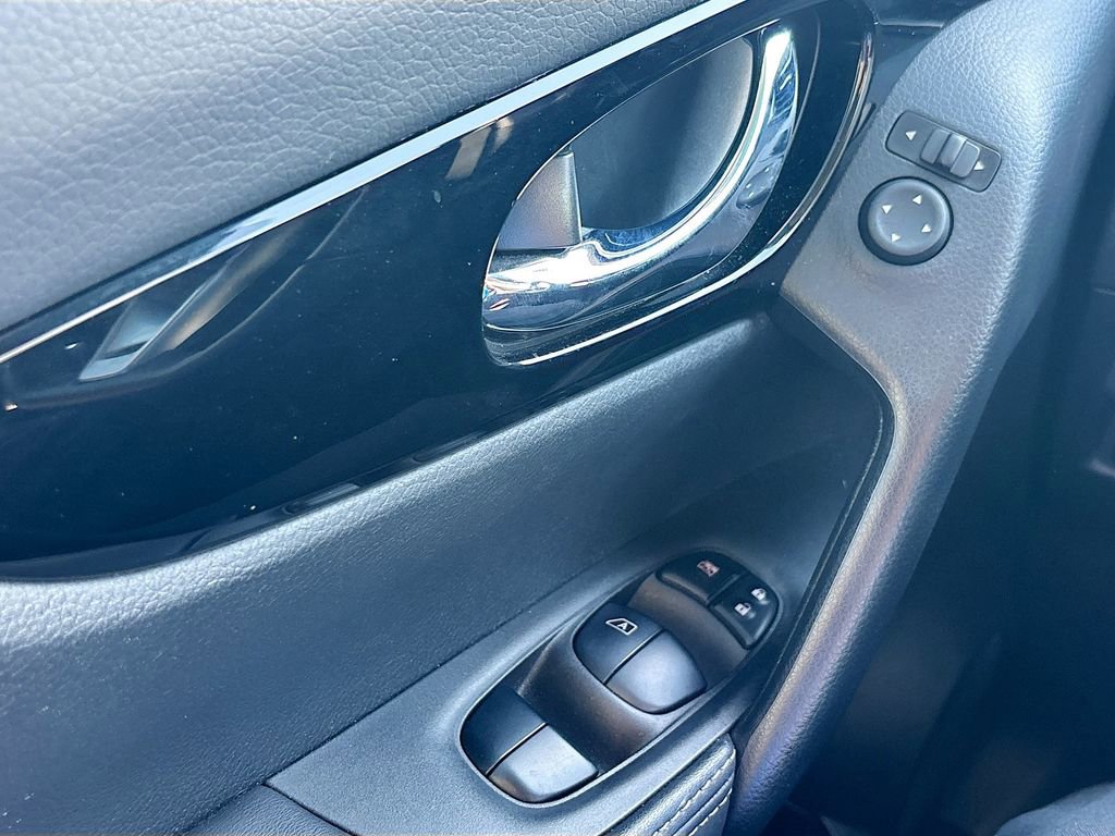 Used 2022 Nissan Rogue Sport SV image 17