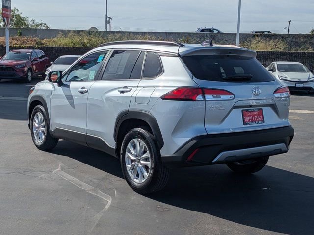 Used 2025 Toyota Corolla Cross LE image 11