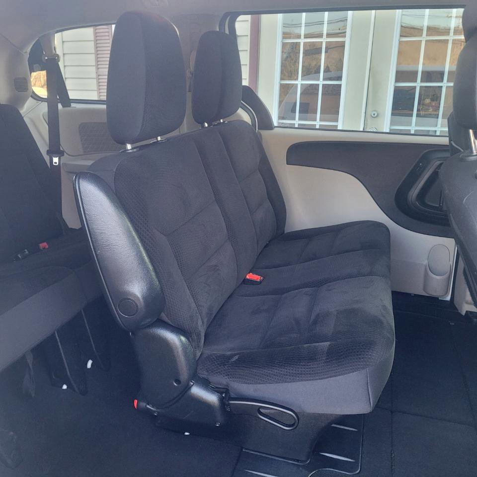 Used 2018 Dodge Grand Caravan SE w/ UConnect Hands-Free Group image 24