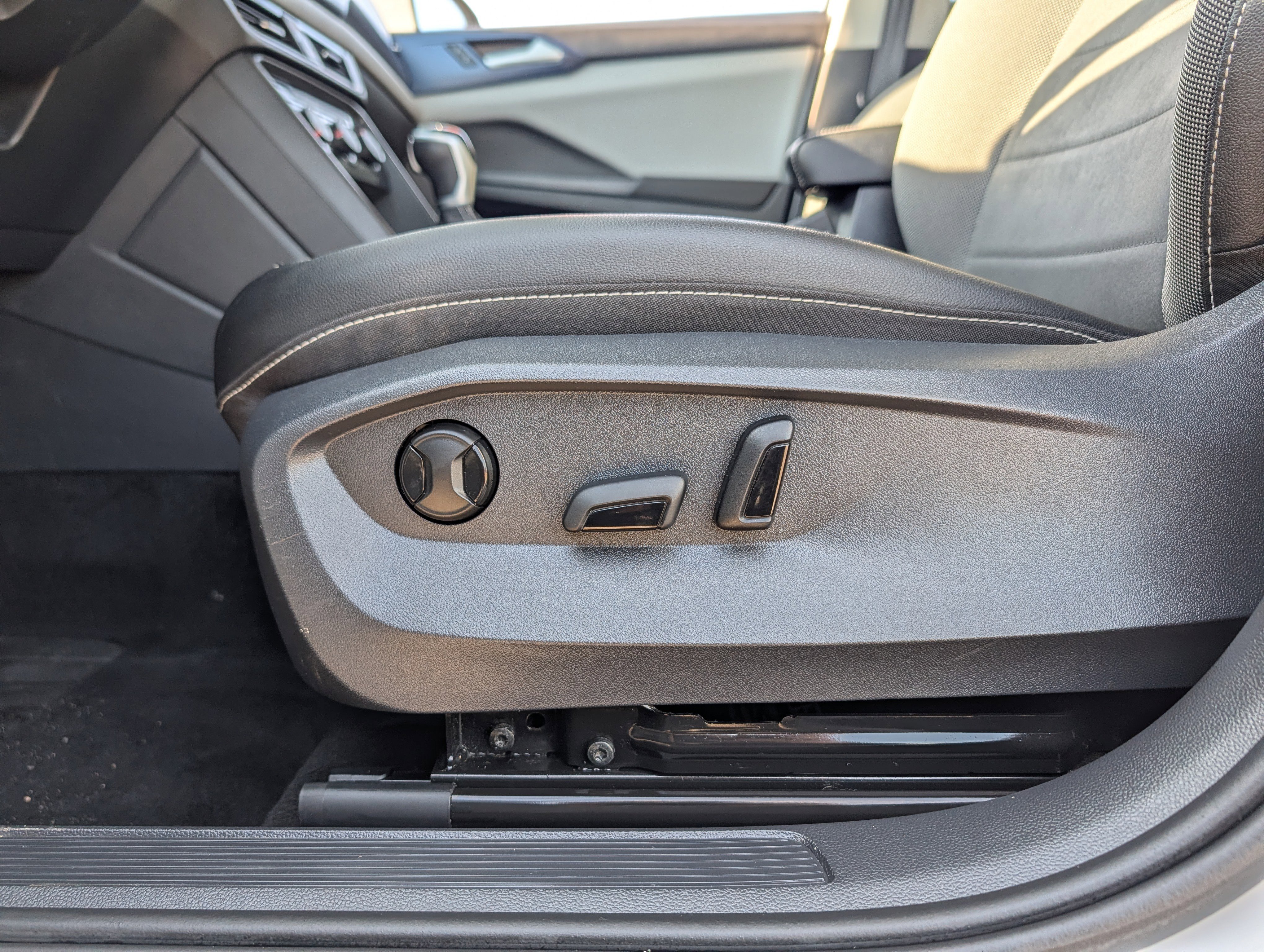 Used 2023 Volkswagen Taos SE w/ Panoramic Sunroof Package image 20