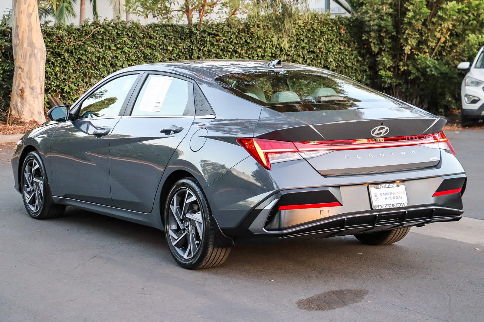 Used 2025 Hyundai Elantra Limited FWD image 8