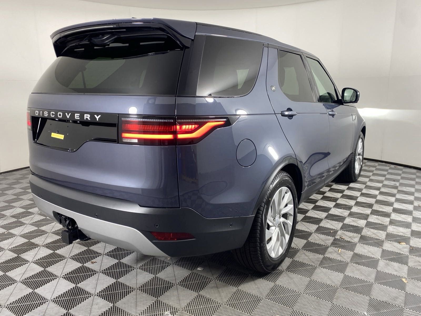 Used 2025 Land Rover Discovery S AWD/4WD image 7