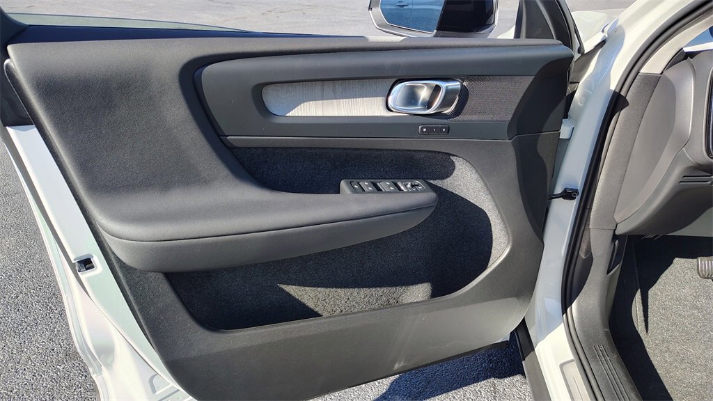 New 2026 Volvo XC40 B5 Core w/ Climate Package image 8