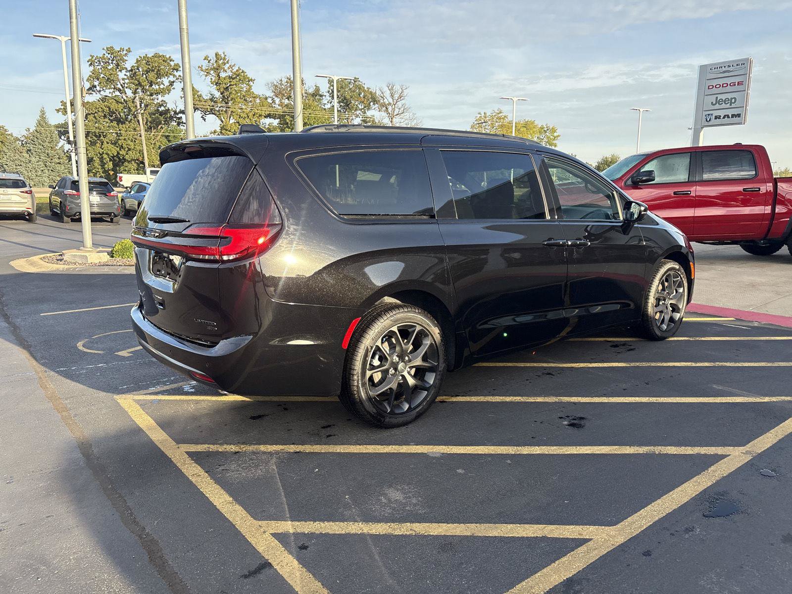 New 2027 Chrysler Pacifica Limited AWD/4WD image 5