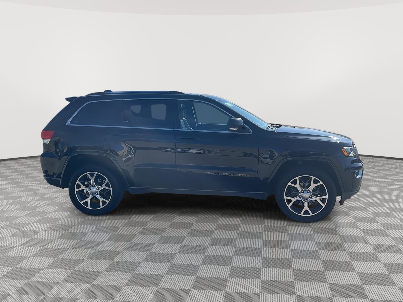 Used 2018 Jeep Grand Cherokee Limited AWD/4WD image 4
