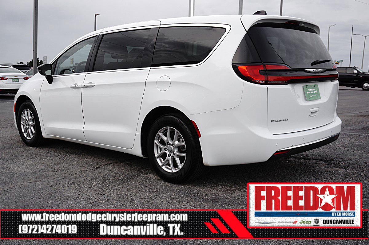 Certified 2024 Chrysler Pacifica Touring-L image 3